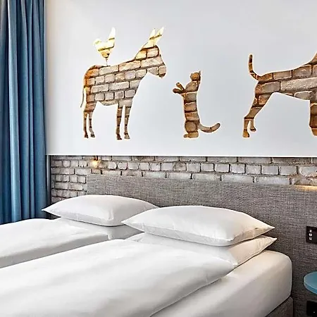 Hotel H+